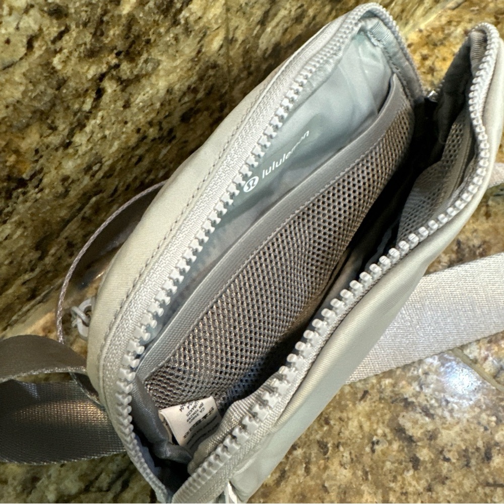 Lululemon everyday belt bag grey/silver New with flaws - Picture 5 of 12